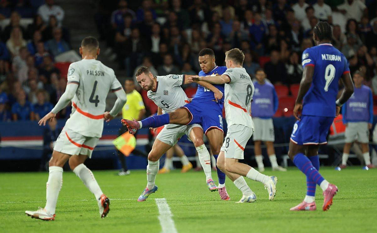 篮球湖人锁定比赛胜局，球迷狂喜