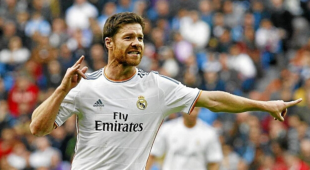 欧冠赛前穆里尼奥与两名昔日弟子重逢，并亲吻了斯内德的光头