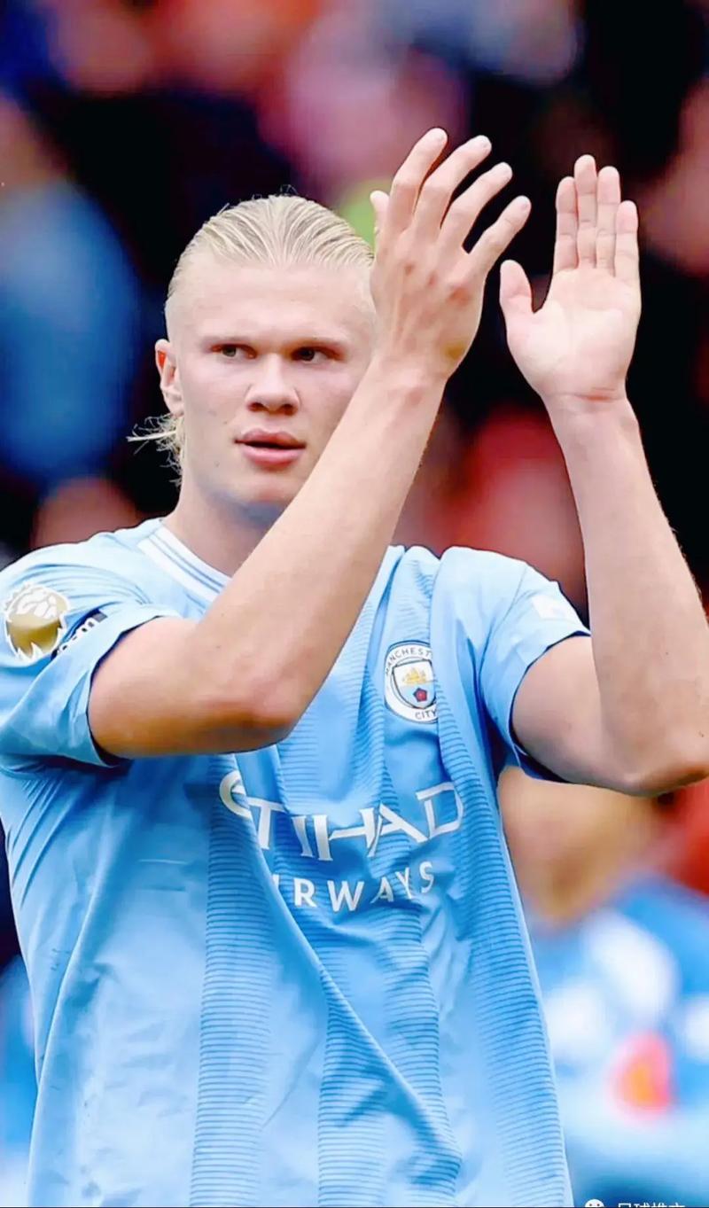 世体：梅西亲签的新秀球星卡被拍卖行估值35000欧元