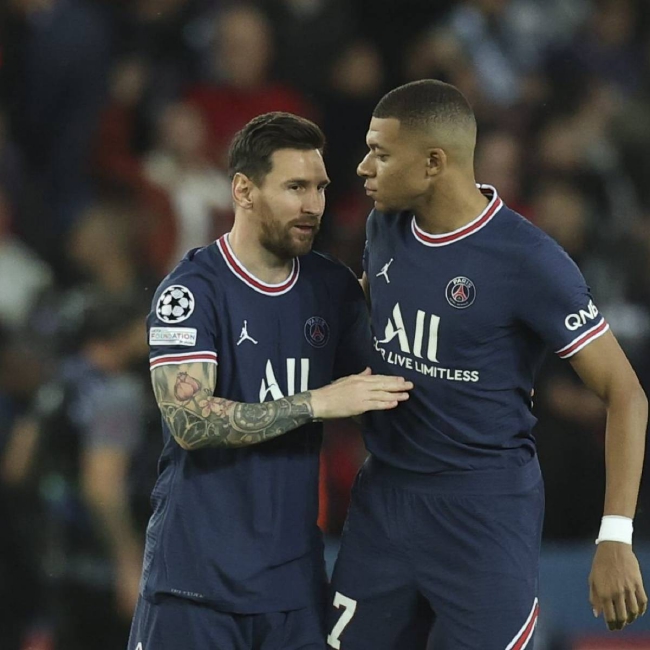 罗马诺：曼联要等谢什科伤情确定后再与齐尔克泽讨论未来