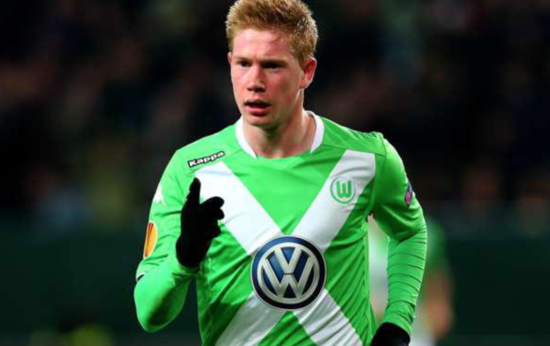 萨勒马克尔斯比赛里与裁判对峙，还被裁判踢了一脚