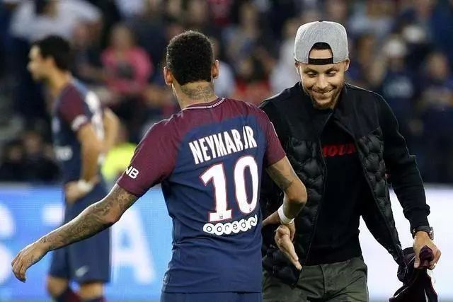 足球中超球队前锋脚踝受伤，赛季恐报销